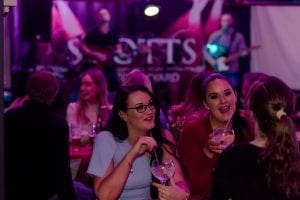 Scotts Hotel Courtyard, people having fun , drinking cocktails, live music