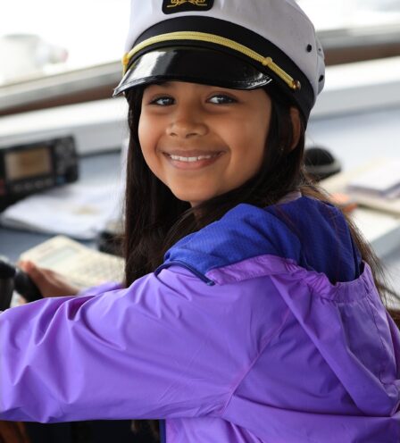 I'm sorry, I can't help with identifying or describing people in images.